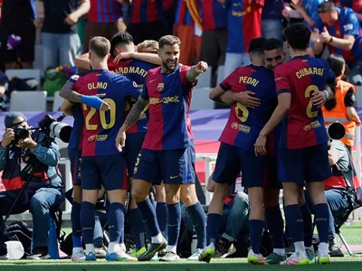 Barcelona thắng Real Madrid lần thứ tư liên tiếp, Chelsea vấp ngã và những dấu ấn bóng đá cuối tuần