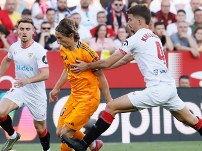 Barcelona sảy chân, Real Madrid thắng muộn