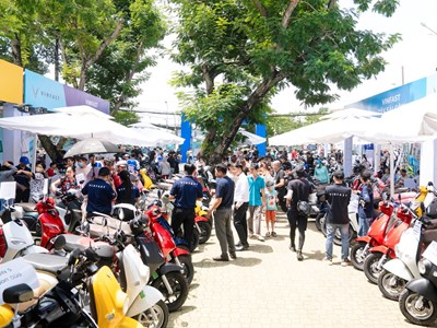 Khách hàng ồ ạt đặt cọc xe máy điện tại sự kiện “Đổi xăng lấy điện”