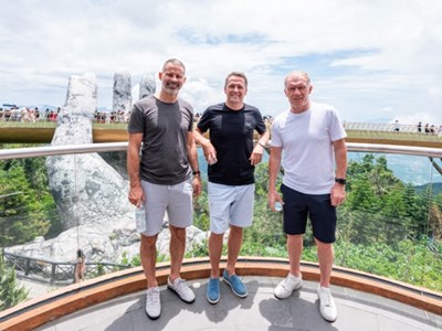 Huyền thoại bóng đá Michael Owen bất ngờ check in Cầu Vàng