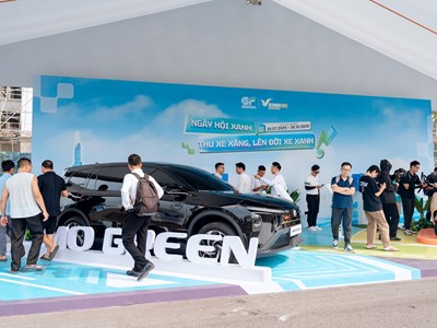 Hàng trăm tài xế công nghệ rủ nhau đến “Ngày hội xanh” tại Hà Nội để lên đời xe điện cực nhàn