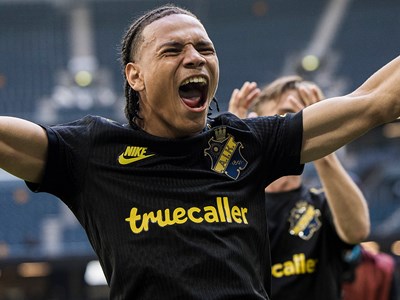 Tin chuyển nhượng bóng đá 2.8: Man United và Tottenham tranh giành “thần đồng” 16 tuổi người Thụy Điển