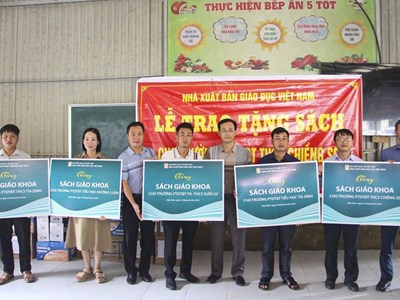 Hơn 1.200 bộ sách giáo khoa đến với học sinh vùng lũ Điện Biên