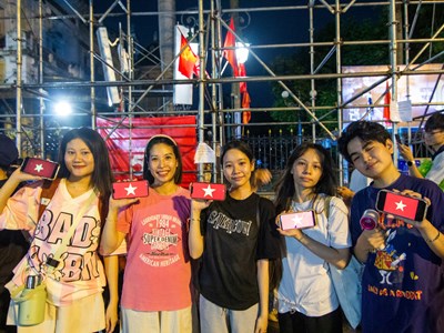 Hơn 1.000 người đội mưa xếp hàng từ nửa đêm chờ phát vé concert “Việt Nam trong tôi”