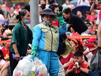 Công nhân vệ sinh môi trường âm thầm góp sức cho ngày hội lớn