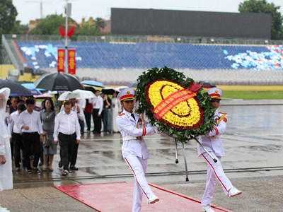 Đoàn nghệ sĩ, VĐV khối Văn hóa - Thể thao vào Lăng viếng Bác  thăm Khu Di tích Chủ tịch Hồ Chí Minh
