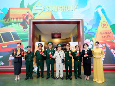 Du khách thích thú với gian hàng đặc biệt của Sun Group tại Triển lãm A80