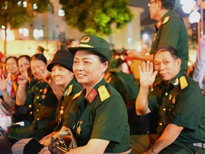 Những người góp phần cho đất nước yên vui, tự do có mặt từ đêm trước chờ Tổng duyệt