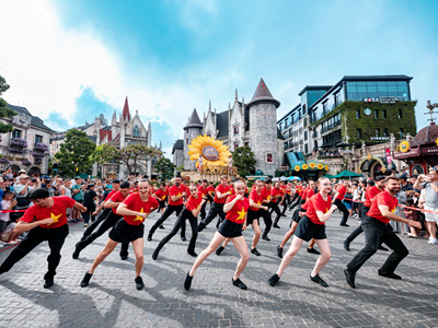 Hàng nghìn du khách check in đỉnh Bà Nà trong ngày đầu tiên của kỳ nghỉ lễ 2.9