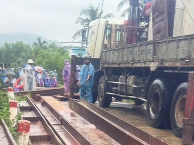 Quảng Ngãi: Clip dựng cầu tạm cứu dân vùng lũ sau khi cầu Cây Sung bị cuốn sập