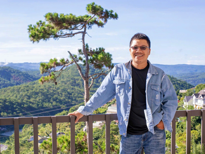 Chân đi, ngòi bút ghi, tấm lòng viết...