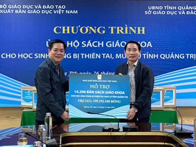 Nhà xuất bản Giáo dục Việt Nam trao tặng 14.296 bản sách giáo khoa cho học sinh vùng lũ tỉnh Quảng Trị