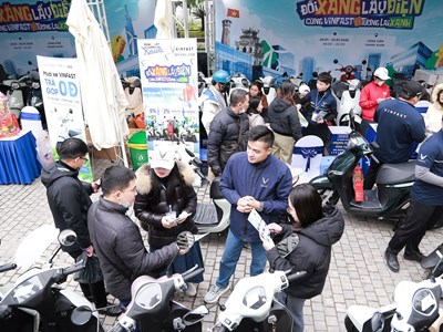 Người dân Hà Nội vượt rét đi đổi xe máy xăng cũ lấy xe điện VinFast