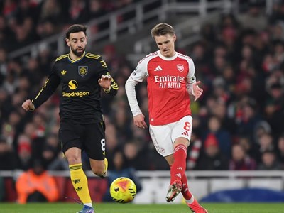 Man United lội ngược ngoạn mục tại Emirates, ngôi đầu Arsenal lung lay