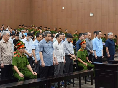 Nhận hối lộ hơn 4,5 tỉ đồng để ‘tạo điều kiện’ cựu Thứ trưởng Hoàng Văn Thắng lĩnh 4 năm tù