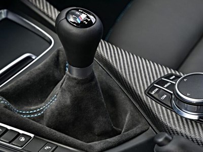 Vì sao BMW kiên định với số sàn?