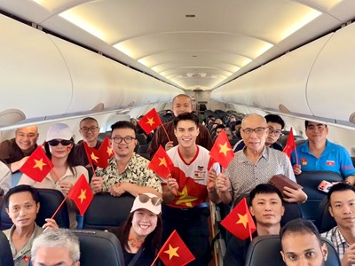 Vietjet rực rỡ cờ đỏ sao vàng chào đón hành khách mừng Đại lễ 30.4