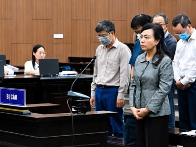 Cựu Bộ trưởng Y tế Nguyễn Thị Kim Tiến ngày đầu tại toà