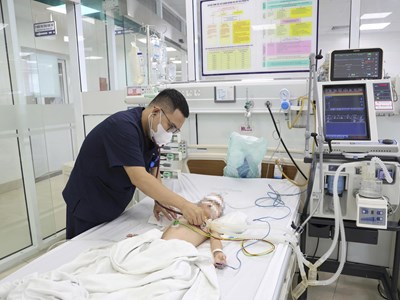 Phú Thọ: Cấp cứu thành công bé trai 29 tháng tuổi viêm phổi nặng do đồng nhiễm 5 căn nguyên