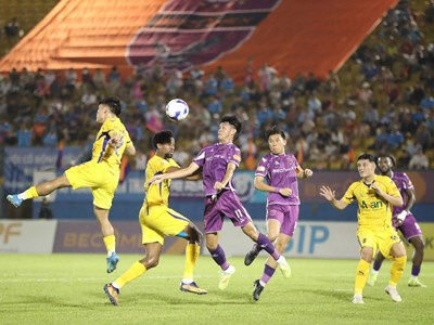 Highlight Becamex TP.HCM vs SLNA: Thủ môn U23 hoá người hùng