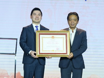 CLB bóng đá Hà Nội vinh dự đón nhận Huân chương Lao động hạng Nhì