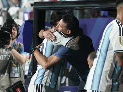 HLV Scaloni “cạn lời” với Messi