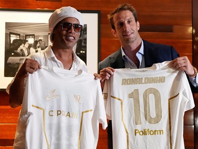 Ronaldinho tái xuất sân cỏ ở tuổi 46, ký hợp đồng với một đội bóng Serie C