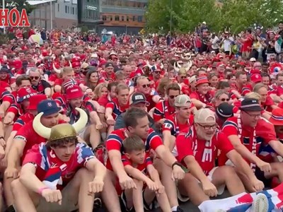 Cận cảnh màn chèo thuyền kiểu Viking gây sốt của CĐV Na Uy tại Boston