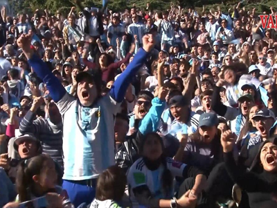 CĐV Argentina vỡ òa sau màn ngược dòng trước Ai Cập