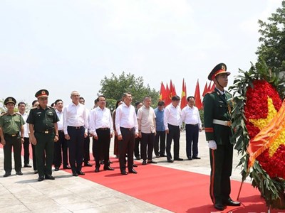 Thủ tướng Chính phủ Lê Minh Hưng dâng hương tưởng niệm các Anh hùng liệt sĩ tỉnh Phú Thọ