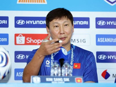 HLV Kim Sang Sik nói điều hài hước về chiếc áo trắng