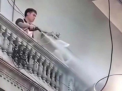 Khởi tố người đàn ông dùng vòi cao áp xịt thợ xây nhà hàng xóm