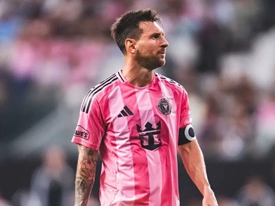 Messi tỏa sáng với cú đúp, thiết lập kỷ lục mới