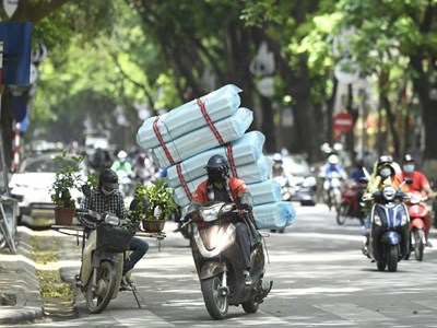 Xe máy chở hàng cồng kềnh có thể bị phạt tới 14 triệu đồng
