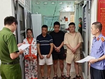 Tạm giữ 4 người sau vụ hành hung tài xế taxi ở Quảng Ninh