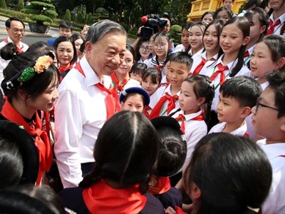Từ lời chúc Trung thu đến một tuổi thơ được yêu thương