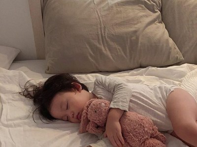 Mẹ càng để bé chơi hăng trước giờ ngủ, bé càng tỉnh táo khó đi vào giấc ngủ