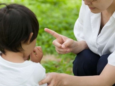 Nhật ký nửa đêm: Người mẹ quát con rồi trốn vào nhà vệ sinh khóc nức nở