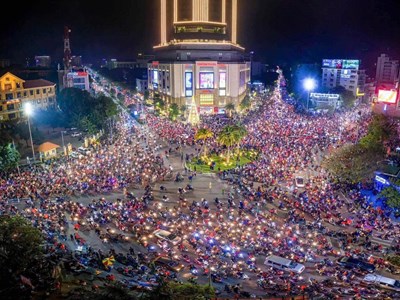 Người dân Hà Nội đi bão mừng chiến thắng của đội tuyển U22 Việt Nam