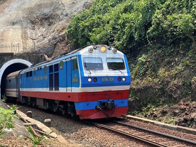 Cơn sốt săn vé tàu xe cho Tết Bính Ngọ 2026