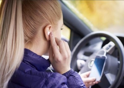 Những sai lầm nghiêm trọng khi vừa lái xe vừa nghe nhạc