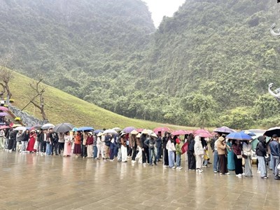 Thung Ui - Ninh Bình quá tải khách du lịch những ngày Tết