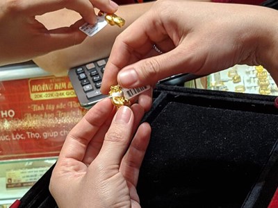 Vàng siêu nhỏ lên ngôi ngày vía Thần Tài