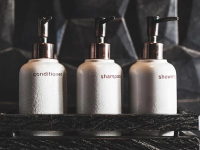 Những nguy cơ tiềm ẩn từ đồ dùng trong khách sạn