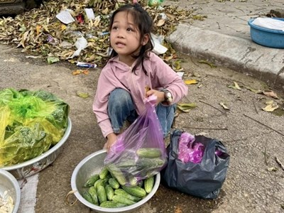 Phép màu 240 triệu dành cho cô bé mồ côi bán rau