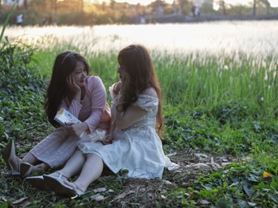 Check-in cánh đồng cỏ lau nở rộ: Điểm chụp “hot” nhất TP.HCM tháng này