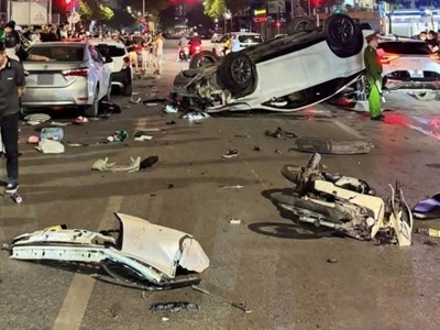 Xe Lexus lao vào dòng xe đang chờ đèn đỏ, hai người thương vong