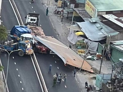 Tấm thép nặng hơn 10 tấn đè cabin, tài xế xe rác tử vong