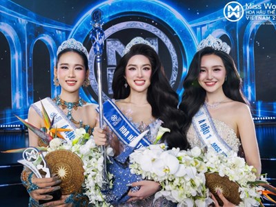 Gương mặt trái xoan và nụ cười má lúm tỏa sáng tại chung khảo