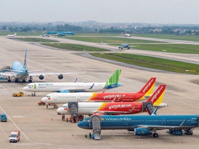 Vé máy bay, tàu hỏa khan hiếm, nhiều chặng “chạm trần” dịp 30.4